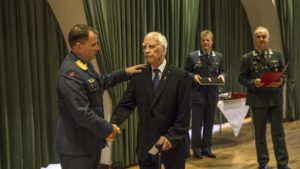 Sigurd Syversen ble hedret med Deltakermedaljen i en alder av 93 år. Det var veteraninspektør Tom Guttormsen som foretok overrekkelsen. (Foto: Olav Standal Tangen/ Forsvaret)