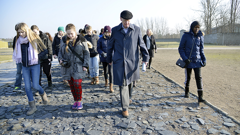 Bernt Henrik Lund som tidsvitne på klassetur med Hvite Busser i Sachsenhausen
